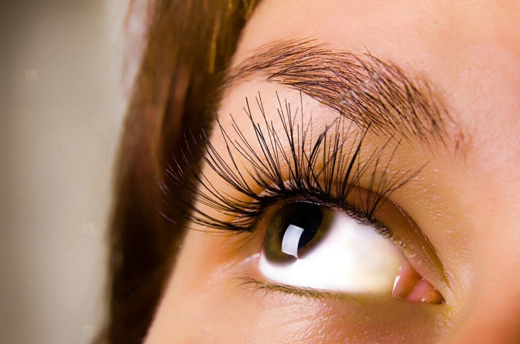 Eyelash Extensions: The Beauty Trend with Hidden Risks 